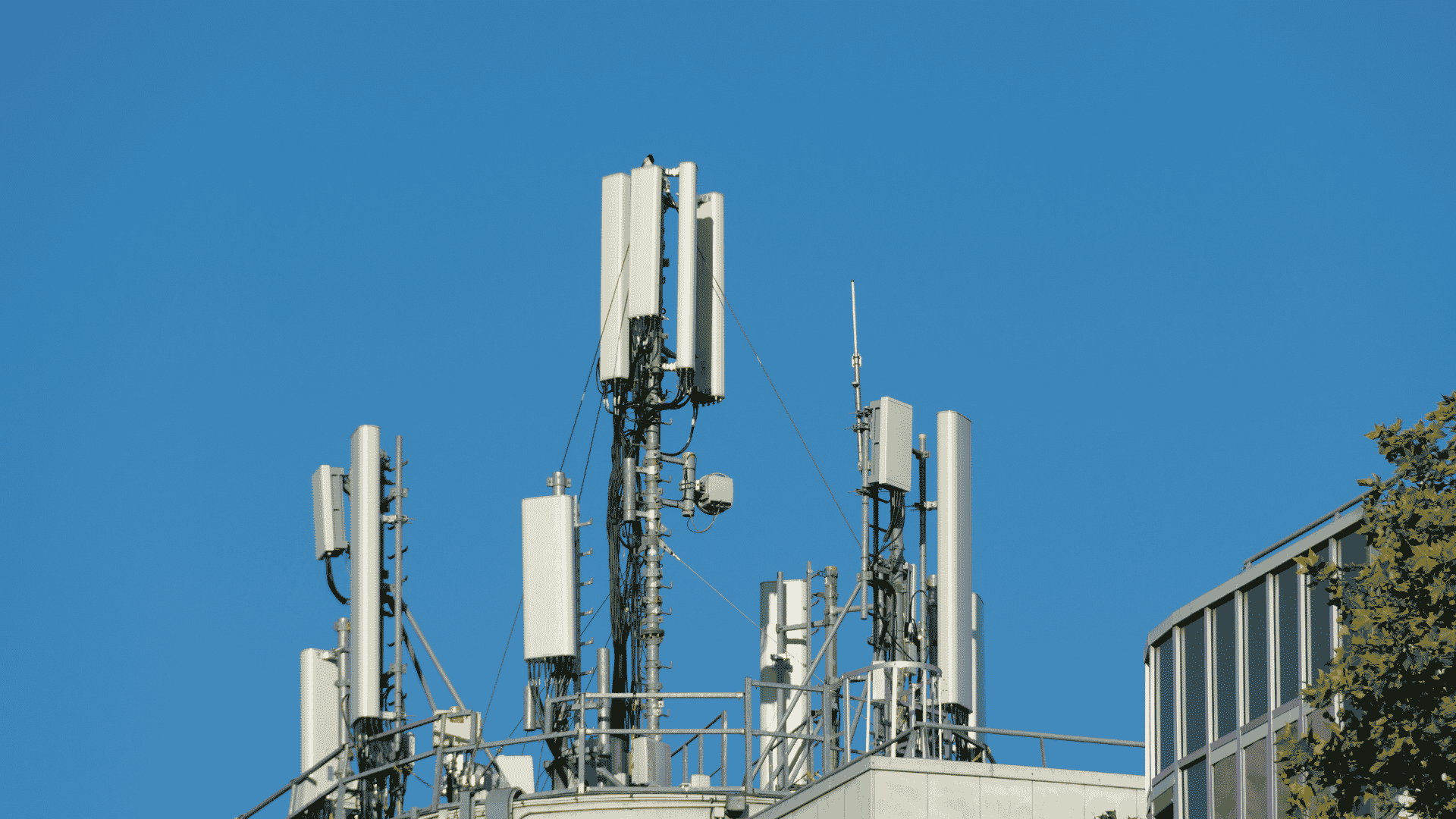 Antena GSM 4G y 5G instalada por GropoSystems en Alicante