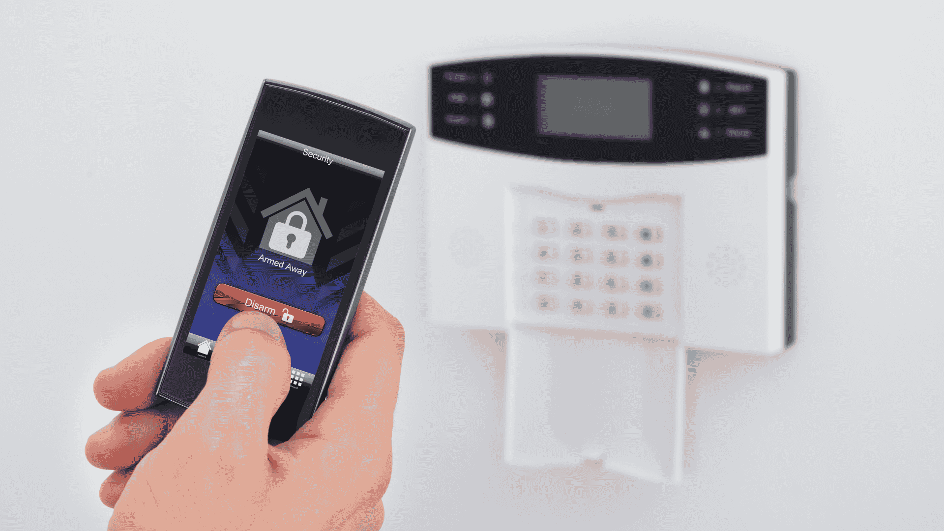 Central de alarma inteligente instalada por GropoSystems en Alicante